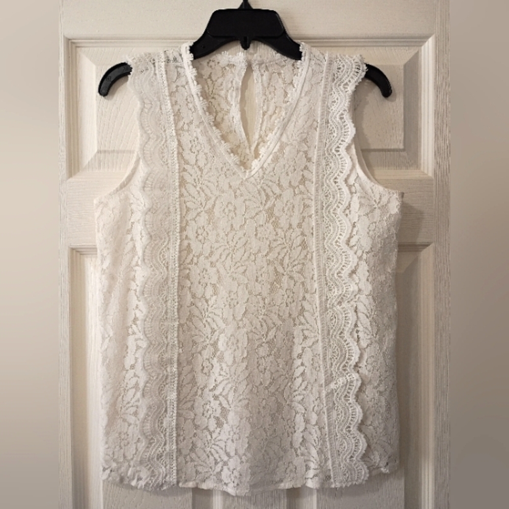 White Lace and Crochet Boho-Chic V-Neck Top - Picture 2 of 7